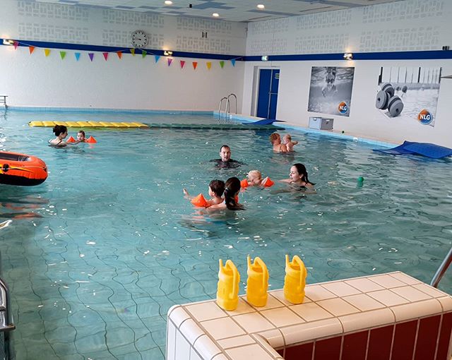 Ouder & kind zwemmen 👶 
Di 9:30 – 10:00 🏊‍♂️
Spelenderwijs jouw kleintje watervrij maken Stimuleert het contact tussen ouder en kind
De kinderen worden op een natuurlijke en leuke wijze vertrouwd met het water